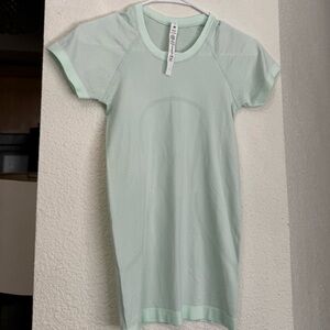 🌱 super stretchy lululemon shirt